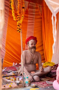 Prayagraj, Uttar Pradesh, Hindistan - 13 Ocak 2025: Mahakumbh, Mahakumbh, kutsal erkek naga sadhu baba grubu, Sangam 'daki kutsal nehir kenevirine ibadet etmek için Pagraj' da maha kumbh mela 'ya katılıyor..