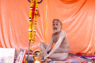 Prayagraj, Uttar Pradesh, Hindistan - 13 Ocak 2025: Mahakumbh, Mahakumbh, kutsal erkek naga sadhu baba grubu, Sangam 'daki kutsal nehir kenevirine ibadet etmek için Pagraj' da maha kumbh mela 'ya katılıyor..