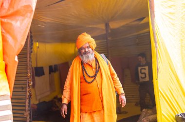 Prayagraj, Uttar Pradesh, Hindistan - 13 Ocak 2025: Mahakumbh, Mahakumbh, kutsal erkek naga sadhu baba grubu, Sangam 'daki kutsal nehir kenevirine ibadet etmek için Pagraj' da maha kumbh mela 'ya katılıyor..