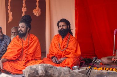 Prayagraj, Uttar Pradesh, Hindistan - 13 Ocak 2025: Mahakumbh, Mahakumbh, kutsal erkek naga sadhu baba grubu, Sangam 'daki kutsal nehir kenevirine ibadet etmek için Pagraj' da maha kumbh mela 'ya katılıyor..