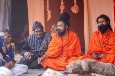 Prayagraj, Uttar Pradesh, Hindistan - 13 Ocak 2025: Mahakumbh, Mahakumbh, kutsal erkek naga sadhu baba grubu, Sangam 'daki kutsal nehir kenevirine ibadet etmek için Pagraj' da maha kumbh mela 'ya katılıyor..