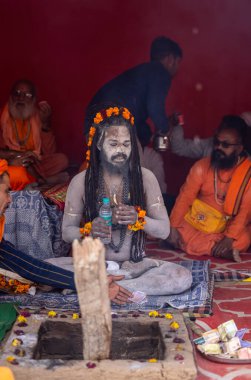 Prayagraj, Uttar Pradesh, Hindistan - 13 Ocak 2025: Mahakumbh, Mahakumbh, kutsal erkek naga sadhu baba grubu, Sangam 'daki kutsal nehir kenevirine ibadet etmek için Pagraj' da maha kumbh mela 'ya katılıyor..