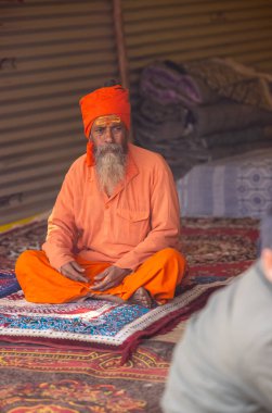 Prayagraj, Uttar Pradesh, Hindistan - 13 Ocak 2025: Mahakumbh, Mahakumbh, kutsal erkek naga sadhu baba grubu, Sangam 'daki kutsal nehir kenevirine ibadet etmek için Pagraj' da maha kumbh mela 'ya katılıyor..