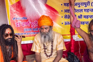 Prayagraj, Uttar Pradesh, Hindistan - 13 Ocak 2025: Mahakumbh, Mahakumbh, kutsal erkek naga sadhu baba grubu, Sangam 'daki kutsal nehir kenevirine ibadet etmek için Pagraj' da maha kumbh mela 'ya katılıyor..