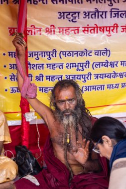 Prayagraj, Uttar Pradesh, Hindistan - 13 Ocak 2025: Mahakumbh, Mahakumbh, kutsal erkek naga sadhu baba grubu, Sangam 'daki kutsal nehir kenevirine ibadet etmek için Pagraj' da maha kumbh mela 'ya katılıyor..