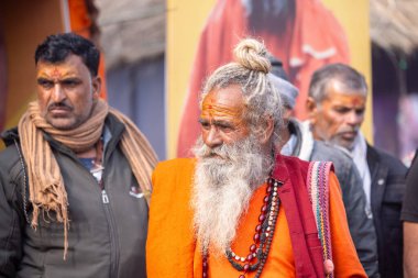 Prayagraj, Uttar Pradesh, Hindistan - 13 Ocak 2025: Mahakumbh, Mahakumbh, kutsal erkek naga sadhu baba grubu, Sangam 'daki kutsal nehir kenevirine ibadet etmek için Pagraj' da maha kumbh mela 'ya katılıyor..
