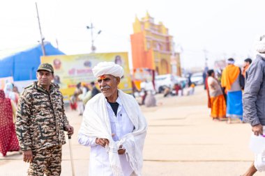 Prayagraj, Uttar Pradesh, Hindistan - 13 Ocak 2025: Mahakumbh, Mahakumbh, kutsal erkek naga sadhu baba grubu, Sangam 'daki kutsal nehir kenevirine ibadet etmek için Pagraj' da maha kumbh mela 'ya katılıyor..