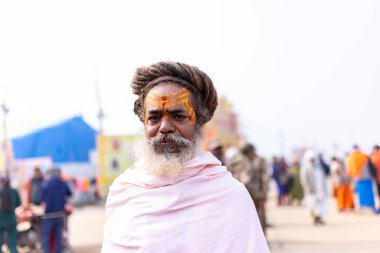 Prayagraj, Uttar Pradesh, Hindistan - 13 Ocak 2025: Mahakumbh, Mahakumbh, kutsal erkek naga sadhu baba grubu, Sangam 'daki kutsal nehir kenevirine ibadet etmek için Pagraj' da maha kumbh mela 'ya katılıyor..