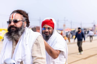 Prayagraj, Uttar Pradesh, Hindistan - 13 Ocak 2025: Mahakumbh, Mahakumbh, kutsal erkek naga sadhu baba grubu, Sangam 'daki kutsal nehir kenevirine ibadet etmek için Pagraj' da maha kumbh mela 'ya katılıyor..