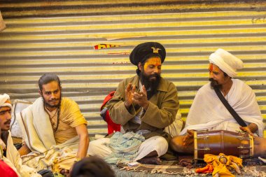 Prayagraj, Uttar Pradesh, Hindistan - 13 Ocak 2025: Mahakumbh, Mahakumbh, kutsal erkek naga sadhu baba grubu, Sangam 'daki kutsal nehir kenevirine ibadet etmek için Pagraj' da maha kumbh mela 'ya katılıyor..