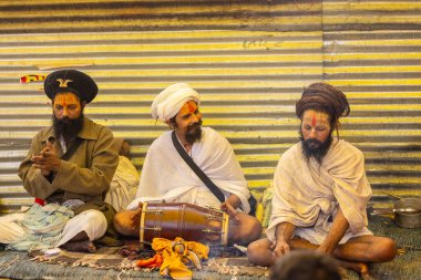 Prayagraj, Uttar Pradesh, Hindistan - 13 Ocak 2025: Mahakumbh, Mahakumbh, kutsal erkek naga sadhu baba grubu, Sangam 'daki kutsal nehir kenevirine ibadet etmek için Pagraj' da maha kumbh mela 'ya katılıyor..
