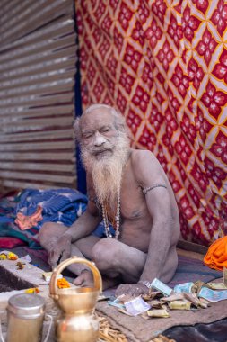 Prayagraj, Uttar Pradesh, Hindistan - 13 Ocak 2025: Mahakumbh, Mahakumbh, kutsal erkek naga sadhu baba grubu, Sangam 'daki kutsal nehir kenevirine ibadet etmek için Pagraj' da maha kumbh mela 'ya katılıyor..