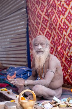 Prayagraj, Uttar Pradesh, Hindistan - 13 Ocak 2025: Mahakumbh, Mahakumbh, kutsal erkek naga sadhu baba grubu, Sangam 'daki kutsal nehir kenevirine ibadet etmek için Pagraj' da maha kumbh mela 'ya katılıyor..