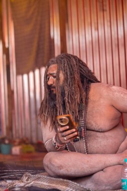 Prayagraj, Uttar Pradesh, Hindistan - 13 Ocak 2025: Mahakumbh, Mahakumbh, kutsal erkek naga sadhu baba grubu, Sangam 'daki kutsal nehir kenevirine ibadet etmek için Pagraj' da maha kumbh mela 'ya katılıyor..