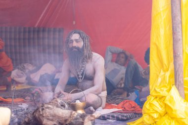 Prayagraj, Uttar Pradesh, Hindistan - 13 Ocak 2025: Mahakumbh, Mahakumbh, kutsal erkek naga sadhu baba grubu, Sangam 'daki kutsal nehir kenevirine ibadet etmek için Pagraj' da maha kumbh mela 'ya katılıyor..