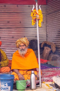 Prayagraj, Uttar Pradesh, Hindistan - 13 Ocak 2025: Mahakumbh, Mahakumbh, kutsal erkek naga sadhu baba grubu, Sangam 'daki kutsal nehir kenevirine ibadet etmek için Pagraj' da maha kumbh mela 'ya katılıyor..