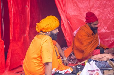 Prayagraj, Uttar Pradesh, Hindistan - 13 Ocak 2025: Mahakumbh, Mahakumbh, kutsal erkek naga sadhu baba grubu, Sangam 'daki kutsal nehir kenevirine ibadet etmek için Pagraj' da maha kumbh mela 'ya katılıyor..