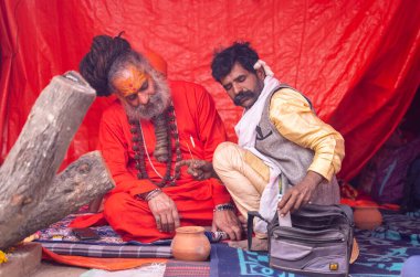 Prayagraj, Uttar Pradesh, Hindistan - 13 Ocak 2025: Mahakumbh, Mahakumbh, kutsal erkek naga sadhu baba grubu, Sangam 'daki kutsal nehir kenevirine ibadet etmek için Pagraj' da maha kumbh mela 'ya katılıyor..