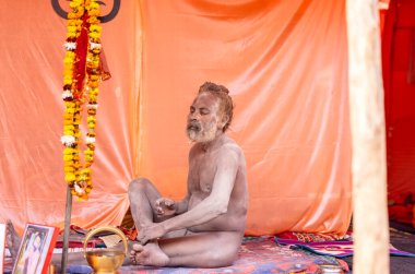 Prayagraj, Uttar Pradesh, Hindistan - 13 Ocak 2025: Mahakumbh, Mahakumbh, kutsal erkek naga sadhu baba grubu, Sangam 'daki kutsal nehir kenevirine ibadet etmek için Pagraj' da maha kumbh mela 'ya katılıyor..