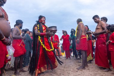 Kulashekharapatnam, Tamilnadu, Hindistan - 11 Ekim 2024: Kulasai, Hint Hindu ressam portresi ve kulasai dasara festivalinin ayinlerini gerçekleştirmek için bir tarikat karakteri gibi giyinmiş.