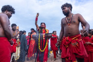 Kulashekharapatnam, Tamilnadu, Hindistan - 11 Ekim 2024: Kulasai, Hint Hindu ressam portresi ve kulasai dasara festivalinin ayinlerini gerçekleştirmek için bir tarikat karakteri gibi giyinmiş.