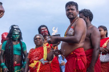 Kulashekharapatnam, Tamilnadu, Hindistan - 11 Ekim 2024: Kulasai, Hint Hindu ressam portresi ve kulasai dasara festivalinin ayinlerini gerçekleştirmek için bir tarikat karakteri gibi giyinmiş.
