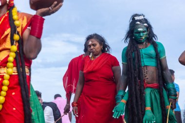 Kulashekharapatnam, Tamilnadu, Hindistan - 11 Ekim 2024: Kulasai, Hint Hindu ressam portresi ve kulasai dasara festivalinin ayinlerini gerçekleştirmek için bir tarikat karakteri gibi giyinmiş.