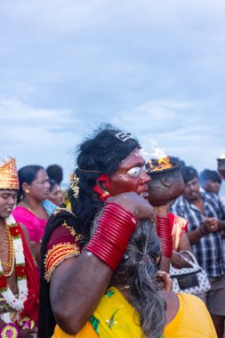 Kulashekharapatnam, Tamilnadu, Hindistan - 11 Ekim 2024: Kulasai, Hint Hindu ressam portresi ve kulasai dasara festivalinin ayinlerini gerçekleştirmek için bir tarikat karakteri gibi giyinmiş.