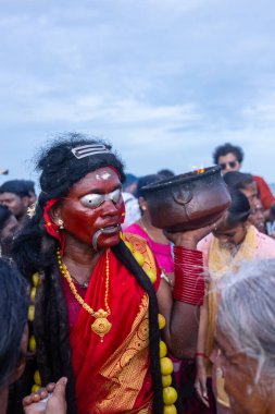 Kulashekharapatnam, Tamilnadu, Hindistan - 11 Ekim 2024: Kulasai, Hint Hindu ressam portresi ve kulasai dasara festivalinin ayinlerini gerçekleştirmek için bir tarikat karakteri gibi giyinmiş.