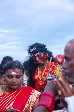 Kulashekharapatnam, Tamilnadu, Hindistan - 11 Ekim 2024: Kulasai, Hint Hindu ressam portresi ve kulasai dasara festivalinin ayinlerini gerçekleştirmek için bir tarikat karakteri gibi giyinmiş.