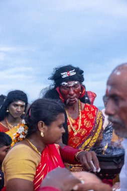 Kulashekharapatnam, Tamilnadu, Hindistan - 11 Ekim 2024: Kulasai, Hint Hindu ressam portresi ve kulasai dasara festivalinin ayinlerini gerçekleştirmek için bir tarikat karakteri gibi giyinmiş.