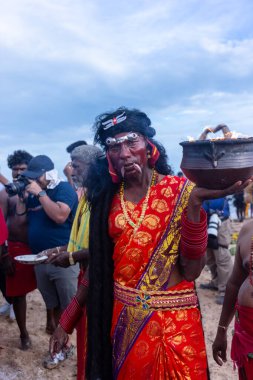 Kulashekharapatnam, Tamilnadu, Hindistan - 11 Ekim 2024: Kulasai, Hint Hindu ressam portresi ve kulasai dasara festivalinin ayinlerini gerçekleştirmek için bir tarikat karakteri gibi giyinmiş.