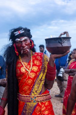 Kulashekharapatnam, Tamilnadu, Hindistan - 11 Ekim 2024: Kulasai, Hint Hindu ressam portresi ve kulasai dasara festivalinin ayinlerini gerçekleştirmek için bir tarikat karakteri gibi giyinmiş.