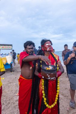 Kulashekharapatnam, Tamilnadu, Hindistan - 11 Ekim 2024: Kulasai, Hint Hindu ressam portresi ve kulasai dasara festivalinin ayinlerini gerçekleştirmek için bir tarikat karakteri gibi giyinmiş.