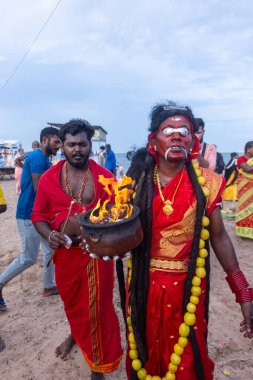 Kulashekharapatnam, Tamilnadu, Hindistan - 11 Ekim 2024: Kulasai, Hint Hindu ressam portresi ve kulasai dasara festivalinin ayinlerini gerçekleştirmek için bir tarikat karakteri gibi giyinmiş.