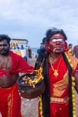 Kulashekharapatnam, Tamilnadu, Hindistan - 11 Ekim 2024: Kulasai, Hint Hindu ressam portresi ve kulasai dasara festivalinin ayinlerini gerçekleştirmek için bir tarikat karakteri gibi giyinmiş.