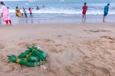 Sahilde bir grup insan. 