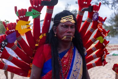 Kulashekharapatnam, Tamilnadu, Hindistan - 11 Ekim 2024: Kulasai, Hint Hindu ressam portresi ve kulasai dasara festivalinin ayinlerini gerçekleştirmek için bir tarikat karakteri gibi giyinmiş.