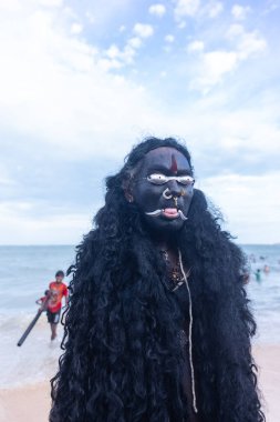 Kulashekharapatnam, Tamilnadu, Hindistan - 11 Ekim 2024: Kulasai, Hint Hindu ressam portresi ve kulasai dasara festivalinin ayinlerini gerçekleştirmek için bir tarikat karakteri gibi giyinmiş.