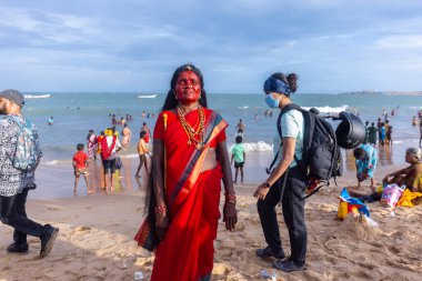 Kulashekharapatnam, Tamilnadu, Hindistan - 11 Ekim 2024: Kulasai, Hint Hindu ressam portresi ve kulasai dasara festivalinin ayinlerini gerçekleştirmek için bir tarikat karakteri gibi giyinmiş.