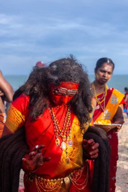 Kulashekharapatnam, Tamilnadu, Hindistan - 11 Ekim 2024: Kulasai, Hint Hindu ressam portresi ve kulasai dasara festivalinin ayinlerini gerçekleştirmek için bir tarikat karakteri gibi giyinmiş.