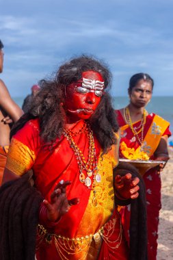 Kulashekharapatnam, Tamilnadu, Hindistan - 11 Ekim 2024: Kulasai, Hint Hindu ressam portresi ve kulasai dasara festivalinin ayinlerini gerçekleştirmek için bir tarikat karakteri gibi giyinmiş.