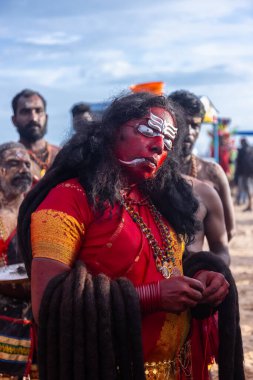 Kulashekharapatnam, Tamilnadu, Hindistan - 11 Ekim 2024: Kulasai, Hint Hindu ressam portresi ve kulasai dasara festivalinin ayinlerini gerçekleştirmek için bir tarikat karakteri gibi giyinmiş.