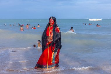 Kulashekharapatnam, Tamilnadu, Hindistan - 11 Ekim 2024: Kulasai, Hint Hindu ressam portresi ve kulasai dasara festivalinin ayinlerini gerçekleştirmek için bir tarikat karakteri gibi giyinmiş.