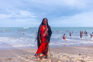 Kulashekharapatnam, Tamilnadu, Hindistan - 11 Ekim 2024: Kulasai, Hint Hindu ressam portresi ve kulasai dasara festivalinin ayinlerini gerçekleştirmek için bir tarikat karakteri gibi giyinmiş.