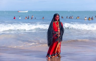 Kulashekharapatnam, Tamilnadu, Hindistan - 11 Ekim 2024: Kulasai, Hint Hindu ressam portresi ve kulasai dasara festivalinin ayinlerini gerçekleştirmek için bir tarikat karakteri gibi giyinmiş.