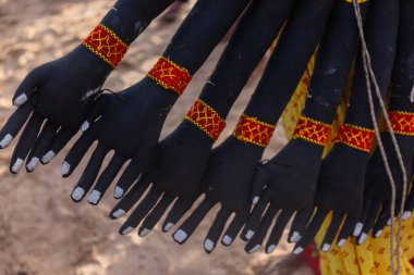 Eller Hint kostümünün bir parçası 