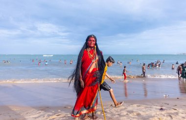 Kulashekharapatnam, Tamilnadu, Hindistan - 11 Ekim 2024: Kulasai, Hint Hindu ressam portresi ve kulasai dasara festivalinin ayinlerini gerçekleştirmek için bir tarikat karakteri gibi giyinmiş.