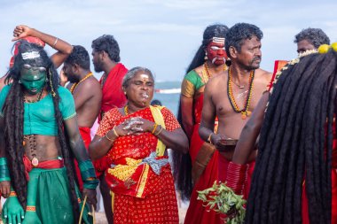 Kulashekharapatnam, Tamilnadu, Hindistan - 11 Ekim 2024: Kulasai, Hint Hindu ressam portresi ve kulasai dasara festivalinin ayinlerini gerçekleştirmek için bir tarikat karakteri gibi giyinmiş.