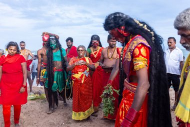 Kulashekharapatnam, Tamilnadu, Hindistan - 11 Ekim 2024: Kulasai, Hint Hindu ressam portresi ve kulasai dasara festivalinin ayinlerini gerçekleştirmek için bir tarikat karakteri gibi giyinmiş.